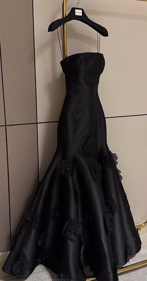 Ball Party Outfit, Dark Gown Aesthetic, Classy Silk Outfits, Gown For Farewell Party In School, Timeless Dresses Casual, Elegant Dresses Classy Black, Accessories For Black Dress Formal, Dress Party Elegant Glamour, Black Prom Dress Classy