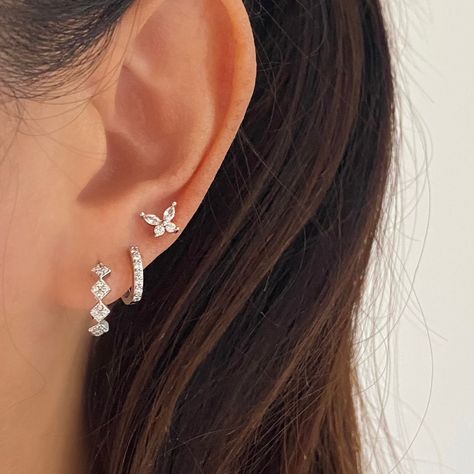 Silver Earring Stack Simple, Ear Piercing Inspo Simple, Silver Earring Stacks, Dainty Silver Jewelry Aesthetic, Silver Jewelry Aesthetic Earrings, Earring Inspo Silver, Silver Ear Piercings, Earrings Silver Simple, Earrings Aesthetic Silver