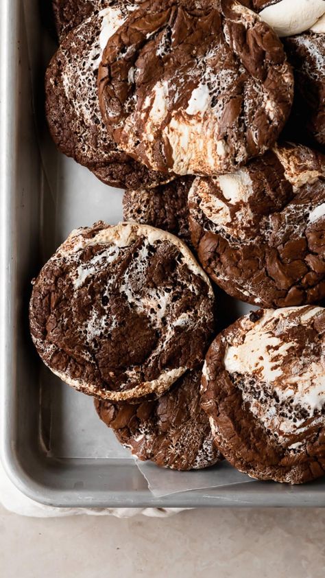 these hot chocolate brownie cookies have crackle tops, fudge like centers and a generous marbled swirl of sweet marshmallow creme. Christmas Hangout, Levain Cookie Recipe, Winter Baking Recipes, Hot Chocolate Brownies, Hot Chocolate Fudge, Food Flatlay, Valrhona Chocolate, Winter Baking, Chocolate Brownie Cookies