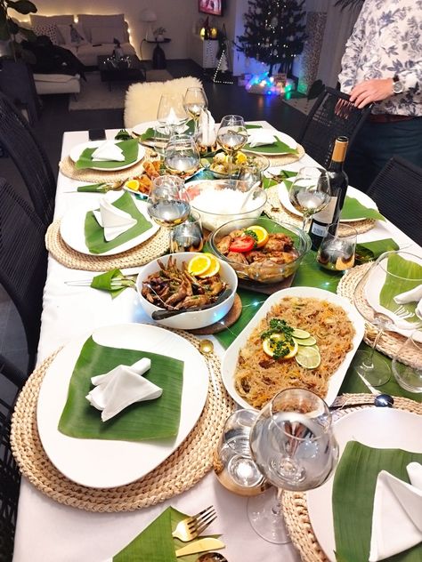 Filipino Dinner Party, Filipino Buffet Table Set Up At Home, Thai Themed Dinner Party, Filipino Table Setting Ideas, Raya Table Setting, Filipino Food Party Table, Filipino Themed Party, Bday Dinner Ideas, Thai Dinner Party