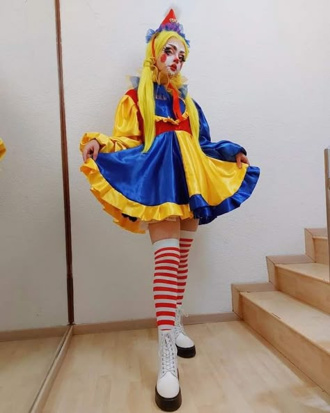 Colorful Clown Costumes, Drag Costume Ideas, Circus Outfit Women, Clown Costume Aesthetic, Clown Inspired Outfit, Clown Core Fashion, Male Drawing Poses, Hidden Mistake, Clown Outfit Ideas