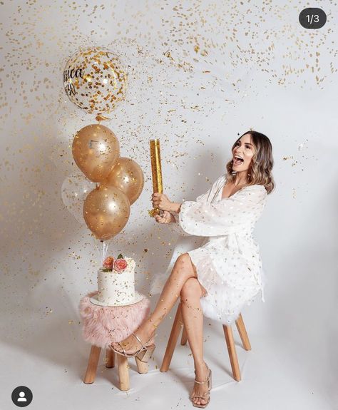 27 Bday Photoshoot, Anniversary Cake Photoshoot, Birthday Session Woman, Birthday Simple Photoshoot Ideas, 50th Birthday Pictures For Women, Simple Birthday Shoot, Photo Shoot Ideas Indoor, 40th Birthday Photo Shoot Ideas, 40th Birthday Photo Shoot