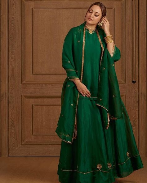 Green Sharara, Kurta Set With Dupatta, Lehenga Designs Simple, Casual Indian Fashion, Desi Fashion Casual, Salwar Kamiz, Indian Dresses Traditional, Traditional Indian Outfits, Bridal Dress Fashion