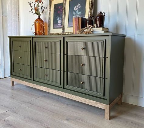 || AVAILABLE || Nine drawer modern dresser in a stunning olive tone, slat textured drawer fronts, a beautiful oak base and brass hardware 😍 Plenty of storage space with 9 drawers! Measurements- 66” x 17” x 31.5” Please send a message if interested in purchasing this. Located in Elrose, SK. We offer deliveries SK and AB wide and to certain locations in MB and BC. #beforeafterfurniture #thecuratedattic #saskatchewan #alberta #calgary #edmonton #olivegreenfurniture Green Boho Dresser, 9 Drawer Dresser Makeover, Classical Console, Textured Dresser, Dresser Inspo, Alberta Calgary, Before After Furniture, Dresser Styling, Dresser Diy