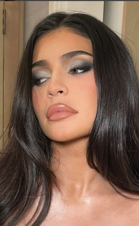 Maquillage Kylie Jenner, Sultry Makeup, Mekap Mata, Month Challenge, Grey Makeup, Kylie Makeup, Jenner Makeup, Festival Inspo, Kylie Jenner Makeup