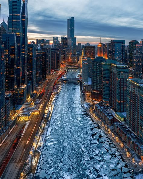 📷 @waywelling #winter #chiberia #chicago Chicago Activities, Frozen River, Chicago Aesthetic, Chicago Pictures, Chicago At Night, Chicago Winter, Chi Town, Tall Buildings, Chicago Photos