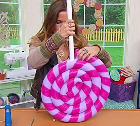 Make this DIY Giant Yard Lollipop out of a pool noodle this Christmas Season Christmas Lollipop Decorations, Diy Christmas Yard Decorations, Lollipop Decorations, Diy Christmas Candy, 1st Birthday Party For Girls, Christmas Lollipops, Christmas Decorations Easy, Easy Diy Wreaths, Sprinkle Party