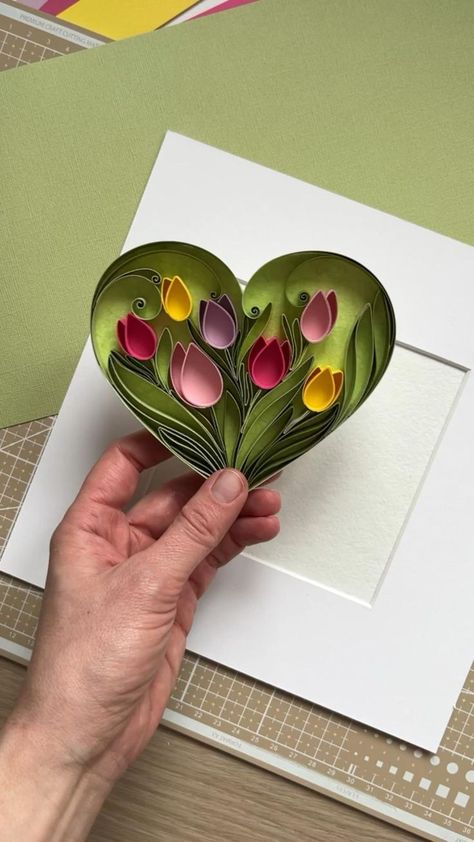 Paper Quilling Tulips Tutorial, Simple Paper Quilling Ideas, Free Quilling Patterns Printables Design, Quilling Tulips Tutorial, 3d Paper Quilling Ideas, Quilling Heart Designs, Quiling Paper Art Projects, Quilling Flowers Patterns, Quiling Paper Ideas