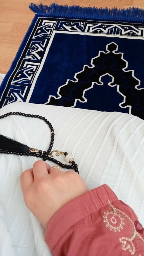 Janamaz Pic, Muslimah Photography, Al Qur'an Aesthetic, Girls Dps, Instagram Profile Picture Ideas, Birthday Post Instagram, Hand Images, Hijabi Aesthetic, Self Portrait Poses