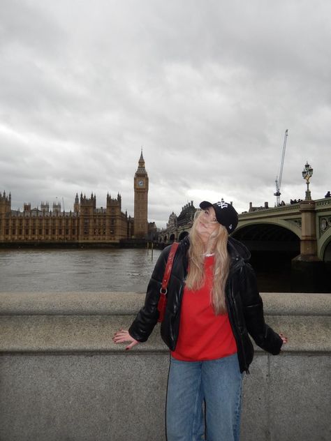 london bridge by the big ben viewpoint, photo idea with new era cap and red sweater. red accesoires. #aesthetic #london #londonaesthetic #redsweater #newera #red #redaesthetic #bigben Big Ben Picture Ideas, London Bridge Photo Ideas, London Insta Pics, London Aesthetic Photos, Big Ben Photo Ideas, London Pics Ideas, England Trip Outfits, Rich London Aesthetic, London Poses Photo Ideas