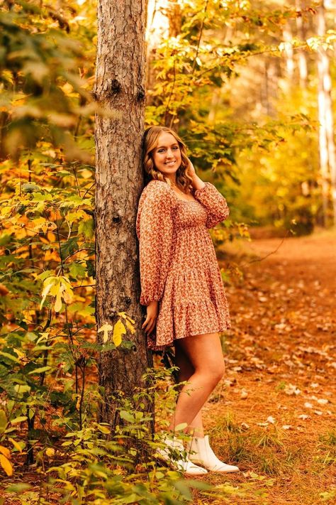 Fall Senior Picture Poses Women, Cute Fall Senior Picture Ideas, Fall Aesthetic Senior Pictures, Fall Portrait Poses, Senior Pictures In Fall, Autumn Senior Picture Ideas, Autumn Senior Pictures Outfits, Senior Pictures Fall Ideas, Fall Senior Pictures Poses