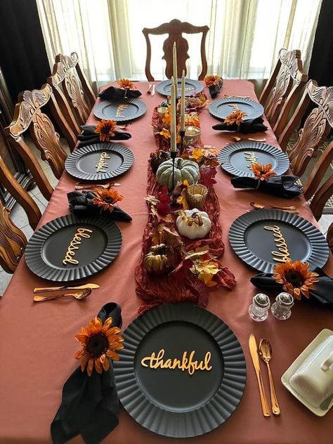 Thanksgiving Themes Decorations, Orange And Gold Thanksgiving Table, Thanksgiving Table Black Plates, Floral Thanksgiving Table, Black And Gold Fall Table Setting, Thanksgiving Formal Table Settings, Thanksgiving Set Up Ideas, Dinner Theme Ideas Decor, Friendsgiving Dinner Party Ideas Decor