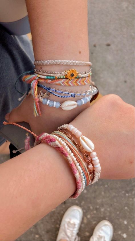 Bracelets Preppy, Surf Jewelry, Preppy Jewelry, Estilo Hippie, Beads Bracelet Design, Jewelry Accessories Ideas, Summer Bracelets, Jewelry Lookbook, Cute Bracelets