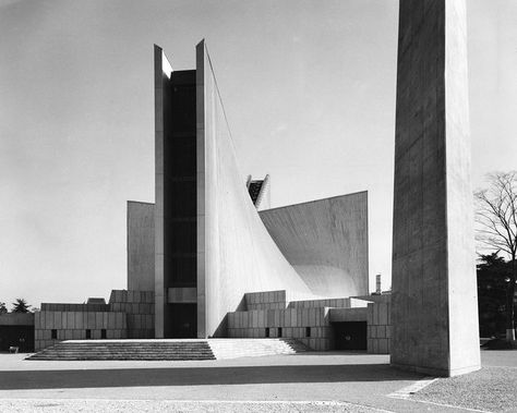 Tange's cathedral: traditional plan oversailed by roof of hyperbolic paraboloids. Constructivism Architecture, Kenzo Tange, Metal Room, Brutalism Architecture, Japan Architecture, Unusual Buildings, Japanese Architect, Room Photo, Modernist Architecture