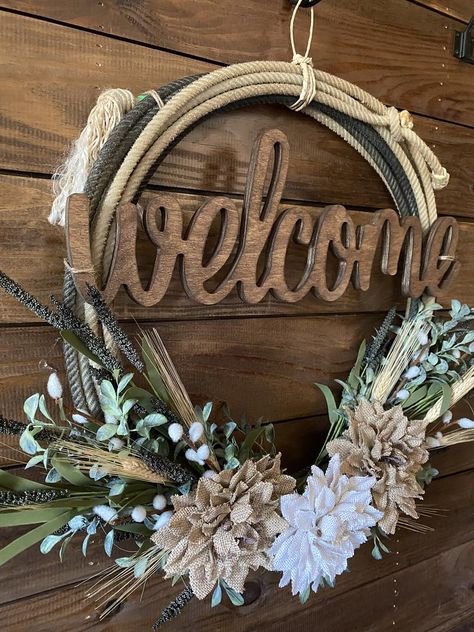 Diy Rope Wreath How To Make, Western Door Wreaths, Horse Rope Wreath, Lasso Wreath Rustic, Western Rope Crafts, Old Rope Projects, Lasso Wreath Diy, Western Wreath Ideas, Western Rope Wreath