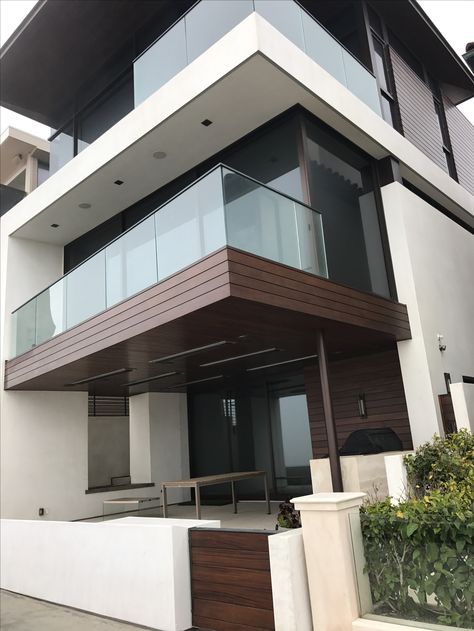 Front Balcony Railing Design, Glass Elevation House, Front Balcony Glass Design, Double Height Hall, Balcony Exterior Design, Balcony Glass Railing Design, Glass Railing Design, Indian House Exterior Design, Balcony Glass Design