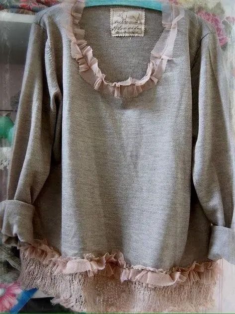 Upcycled Sweatshirt, Senegal Fashion, Kenya Fashion, Upcycled Shirt, Ropa Upcycling, Detail Couture, Altered Clothes, Sweatshirt Makeover, Sweatshirt Refashion