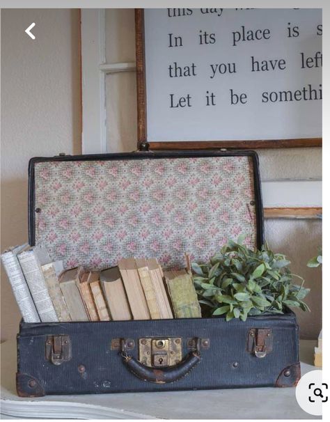 Vintage Suitcase Decor, Suitcase Ideas, Suitcase Decor, Suitcase Vintage, Old Suitcases, Vintage Industrial Decor, Vintage Suitcases, Antique Booth, Vintage Suitcase