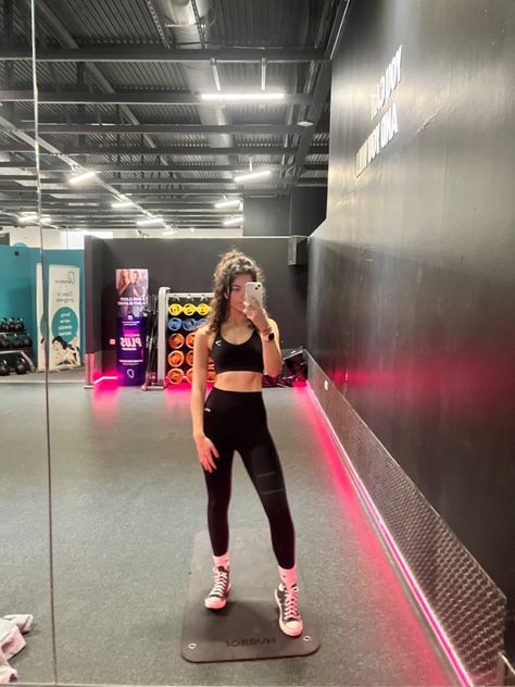 Gym Fit With Converse, Gym Outfits With Converse, Female Gym Routine, Bra And Leggings Outfit, Fits With Converse, Best Gym Exercises, Bright Gym, Converse Gym Outfit, Aesthetic Gym Outfits