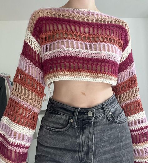 Crochet Knit Top Pattern, Crochet Cropped Jumper, Mesh Jumper Crochet, Crochet Inspiration Clothes, Crochet Mesh Jumper Free Pattern, Crochet Couple Outfit, Crochet With Color Changing Yarn, How To Crochet A Jumper, How To Make A Crochet Sweater