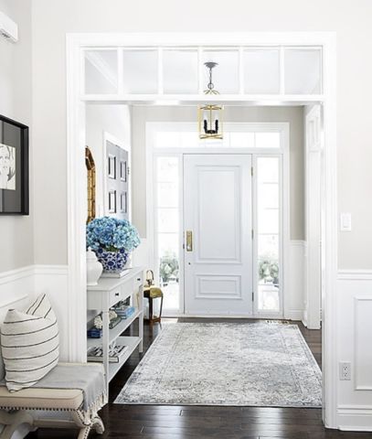 22 Stunning Hamptons Style Entrances to Inspire You Entryway Rug Ideas, Hamptons House Interior, Hamptons Style Living Room, Hampton Style Home, Hamptons Style Decor, Hamptons Interior, Foyer Ideas Entryway, Hamptons Style Homes, Modern Hampton