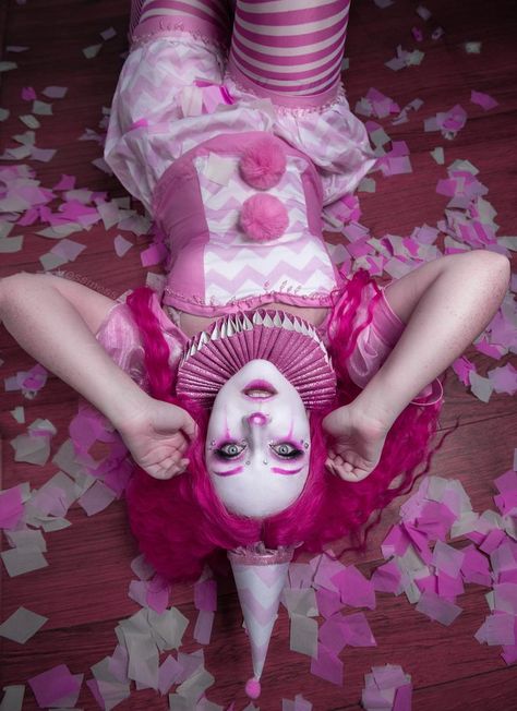 Pink Clown, Pink Horror, Clowncore Aesthetic, Clown Costumes, Horror Clown, Clown Halloween Costumes, Clown Girl, Pierrot Clown, Circus Aesthetic