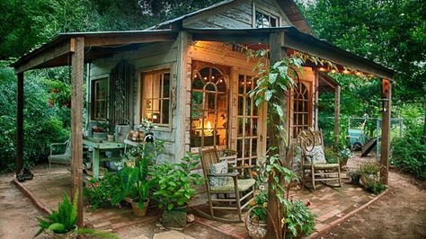 The female form of the man cave is the She-Shed, complete with windows, landscaping, heating, cooling, a roof, lighting and decorated to your heart's content Shed Inspiration, Garden Shed Diy, Reclaimed Building Materials, Material Ideas, Vintage Patio, Dream Patio, Living Vintage, Garden Life, Backyard Sheds