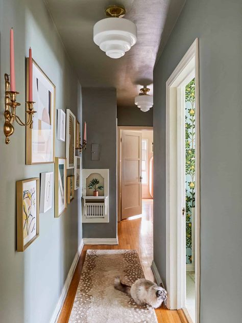 Dark Hallway Ideas, Hallway Paint Colors, Decoration Hall, Hallway Paint, Hallway Makeover, Hallway Colours, Narrow Hallway Ideas, Dark Hallway, Hallway Inspiration