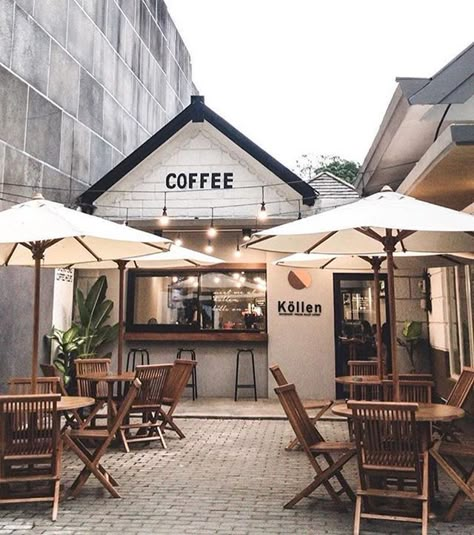 Cafe Exterior, Small Coffee Shop, Outdoor Restaurant Design, Small Cafe Design, Dream Cafe, Coffee Shop Interior Design, Cozy Coffee Shop, Coffee Shop Ideas, Coffee Shop Aesthetic