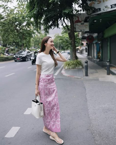 Thai Street Style, Thai Traditional Dress Modern, Thai Outfits Modern, Thai Dress Modern, Thai Outfits, Burma Dress, Singapore Wedding, Burmese Dress, Modern Kebaya