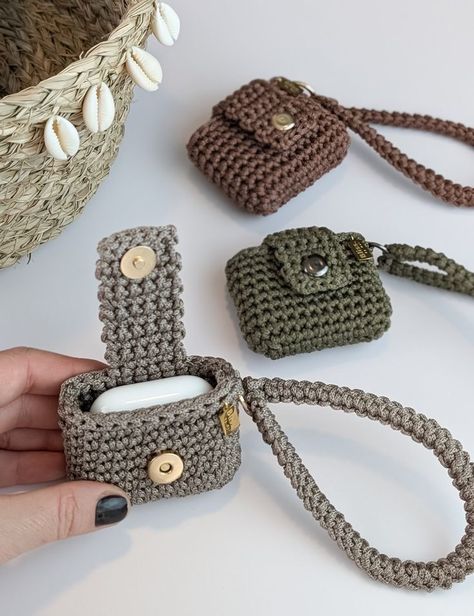 Macrame Useful Things, Crochet Ear Pods Case, Crochet For Airpods, Macrame Airpod Case, Crochet Ideas For Beginners Projects Diy, Airpod Cases Crochet, Small Yarn Crochet Projects, Crochet Phone Strap, Airpods Crochet Case