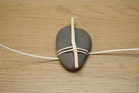 Rock Wrapping Diy, Wrapped Rocks Tutorial, Rock Wrapping Tutorial, Stone Wrapping Macrame, Stone Weaving, Rock Weaving, Diy Stone Wrapping, Stone Wrapping Tutorial, Rock Wrapping