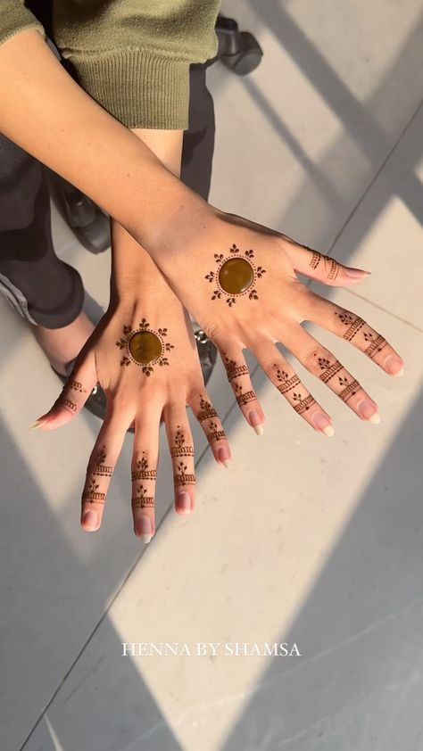 Mehndi Designs For Eid, Simple Henna Designs Hand, Simple Mehendi, Tattoo Designs Hand, Simple Mehendi Designs, Mehndi Designs Fingers, Modern Mehndi, Cute Henna, Finger Henna Designs