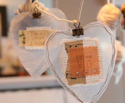 Eight Great Wax Paper Crafts - Craftfoxes Wax Paper Crafts, Decoration Vitrine, Scribble Art, My Funny Valentine, Paper Hearts, Hanging Hearts, Wax Paper, Heart Art, Paper Projects