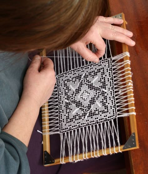 Szőlőmotívum Come Intrecciare, Filet Lace, Tatting Earrings, Lace Weave, Bobbin Lace Patterns, Earrings Tutorial, Blackwork Embroidery, Point Lace, Needle Tatting