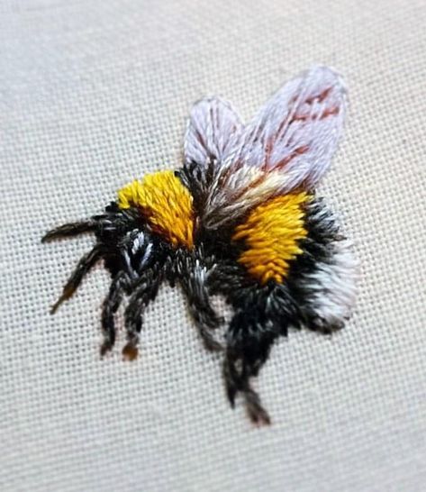 Bumble Bee Embroidery, Embroidery On Linen, Bugs Embroidery, Bee Embroidery, Thread Painting, Bee Art, Sewing Embroidery Designs, 자수 디자인, Hand Embroidery Art