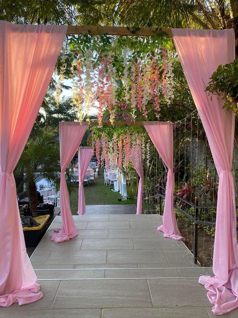 Quince Outdoor Ideas, Quinceanera Background Ideas, Outdoor Sweet 16 Party Decorations, House Quinceanera Party, Quinceanera Outside Decoration, Pink Quinceanera Venue Ideas, Quince Outside Party, Quince Decorations Ideas Pink, Enchanted Forest Theme Quinceanera Pink