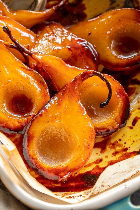 Baked Pears Recipe, Poached Pears Recipe, Pear Dessert Recipes, Turkey For Thanksgiving, Caramel Pears, Pear Dessert, Baked Caramel, Baked Pears, Roasted Pear