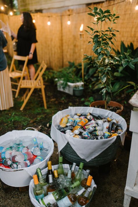 Backyard Party Inspiration, Outdoor Party Wedding, Backyard Beverage Station, Engagement Cookout Ideas, Wedding Party Backyard, Backyard Poolside Wedding, Backyard Party Adults, Backyard Wedding Drinks, Backyard Bar Party