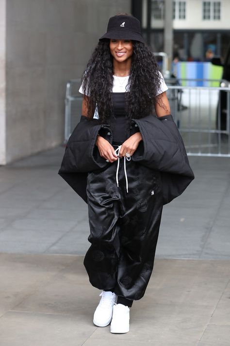 Bucket Hat Outfit 90s, Ciara Outfits, Bucket Hat Street Style, Bucket Hat Outfit Ideas, Outfits With Bucket Hats, Bucket Hat Outfits, Hat Outfit Ideas, Ciara Style, Justice Tour