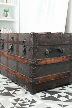 Bedroom Storage Trunks, Steam Trunk Ideas, Old Trunks Ideas Decor, Steamer Trunk Table, Steamer Trunk Decor, Vintage Wooden Trunk, Old Steamer Trunk Ideas Repurposed, Vintage Trunk Ideas, Old Trunks Makeover Ideas