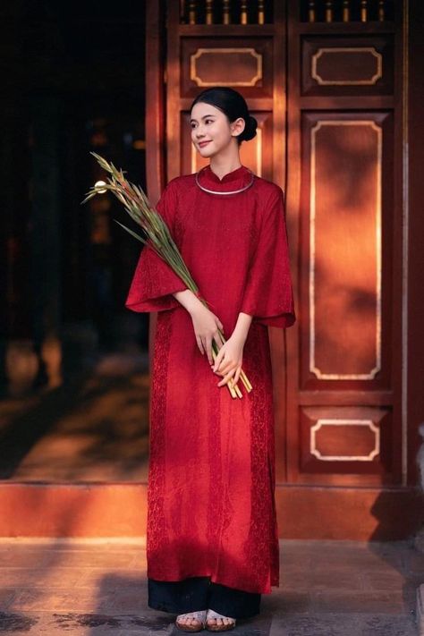 Lunar New Year Photoshoot, Ao Dai Red, Red Ao Dai, Vietnamese Clothing, Vietnamese Wedding, Photoshoot Makeup, Fashion Capsule Wardrobe, Classic Wedding Dress, Photoshoot Concept