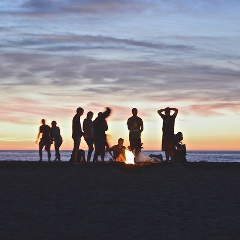 Friends Trip, Travel With Friends, Beach Pictures Friends, Beach Bonfire, 2022 Vision Board, Life Vision, Vision Board 2023, 2023 Vision Board, 2023 Vision