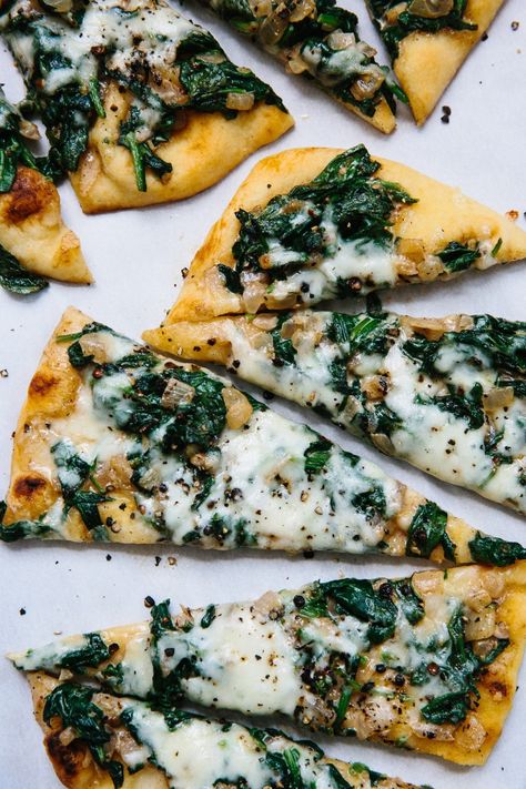 Recipe: Saag Paneer Pizza | Here's a tasty pizza inspired by one of my favorite Indian dishes, saag paneer. Saag paneer is a spiced, creamy spinach stew finished with soft pieces of mild paneer cheese. The main topping for this pizza version is basically a sauté of frozen spinach with onion, garlic, ginger, and garam masala. It gets its rich flavor and texture from the addition of cream at the end, which works to hold everything together. Recipes With Naan, Nana Bread, Naan Recipes, Pizza Naan, Paneer Pizza, Saag Paneer, Paneer Cheese, Recipes With Naan Bread, Naan Pizza