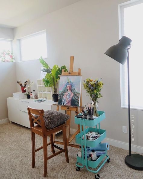 Bedroom Painting Studio, Painting Corner In Living Room, Artist Corner Bedroom, Art Room Small Spaces, Oil Painting Studio Setup, Painting Studio At Home, Painting Corner Ideas, Art Corner In Room, Oil Paint Organization