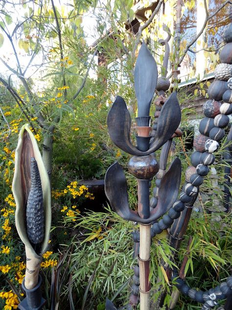 danger garden: Where I return to the garden of Marcia Donahue Clay Totems Ceramic Sculptures, Garden Ceramics Sculpture, Ceramic Totem Poles Garden Art, Garden Stacks Pottery, Diy Garden Totems How To Make, Diy Garden Sculpture Ideas, Pottery Totem Poles, Ceramic Yard Art, Pottery Totems