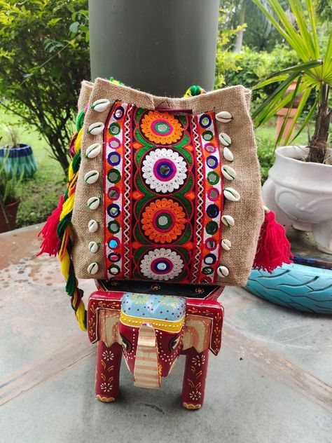 Jute Crafts Bags, Jute Bags Design Handmade, Boho Bags Diy, Diy Boho Bag, Handmade Bags Boho, Jute Bags Design, Ikat Bag, Boho Chic Bags, Handmade Fabric Bags