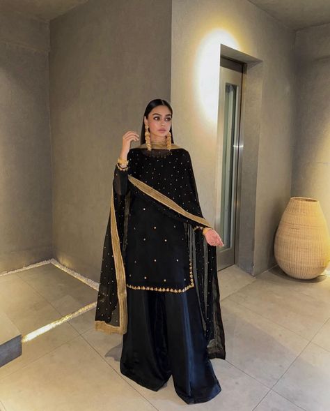 Pakistani Dresses Simple, Black Dress Design Pakistani, Dress Design Pakistani, Suits For Women Indian, Girls Night Dress, Simple Dress Casual, Pakistani Women Dresses, Desi Fashion Casual, Pakistani Fancy Dresses