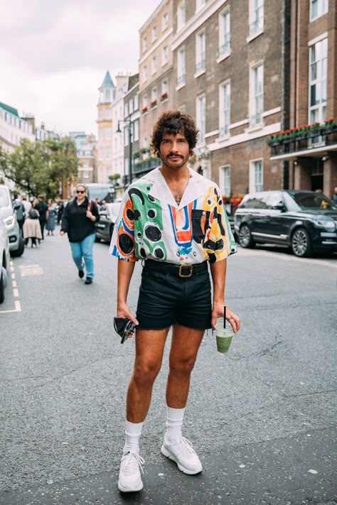 The Best Street Style at London Fashion Week Spring 2022 | Vogue 80s Outfit Men, 80s Outfits Men, Gay Outfits, 80s Fashion Men, Mens 80s, Party Outfit Men, Festival Outfits Men, Gay Outfit, Shorts Collection