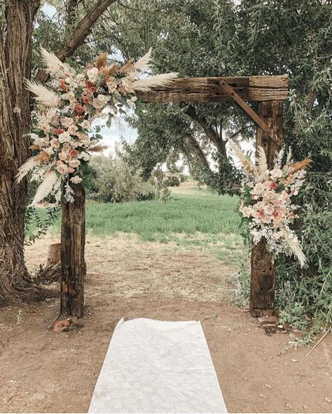 Boho Table Floral Arrangements, Outside Wedding Altar Ideas, Fall November Wedding, Rustic Alter Decor, Boho Cheap Wedding, Wedding Venues Country Rustic Chic, Wedding Ideas Country Outdoor, Farmhouse Table Florals Wedding, Fall Pergola Decorations Wedding